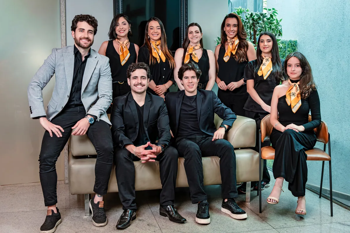 Equipe da Clínica Feel Better reunida na recepção