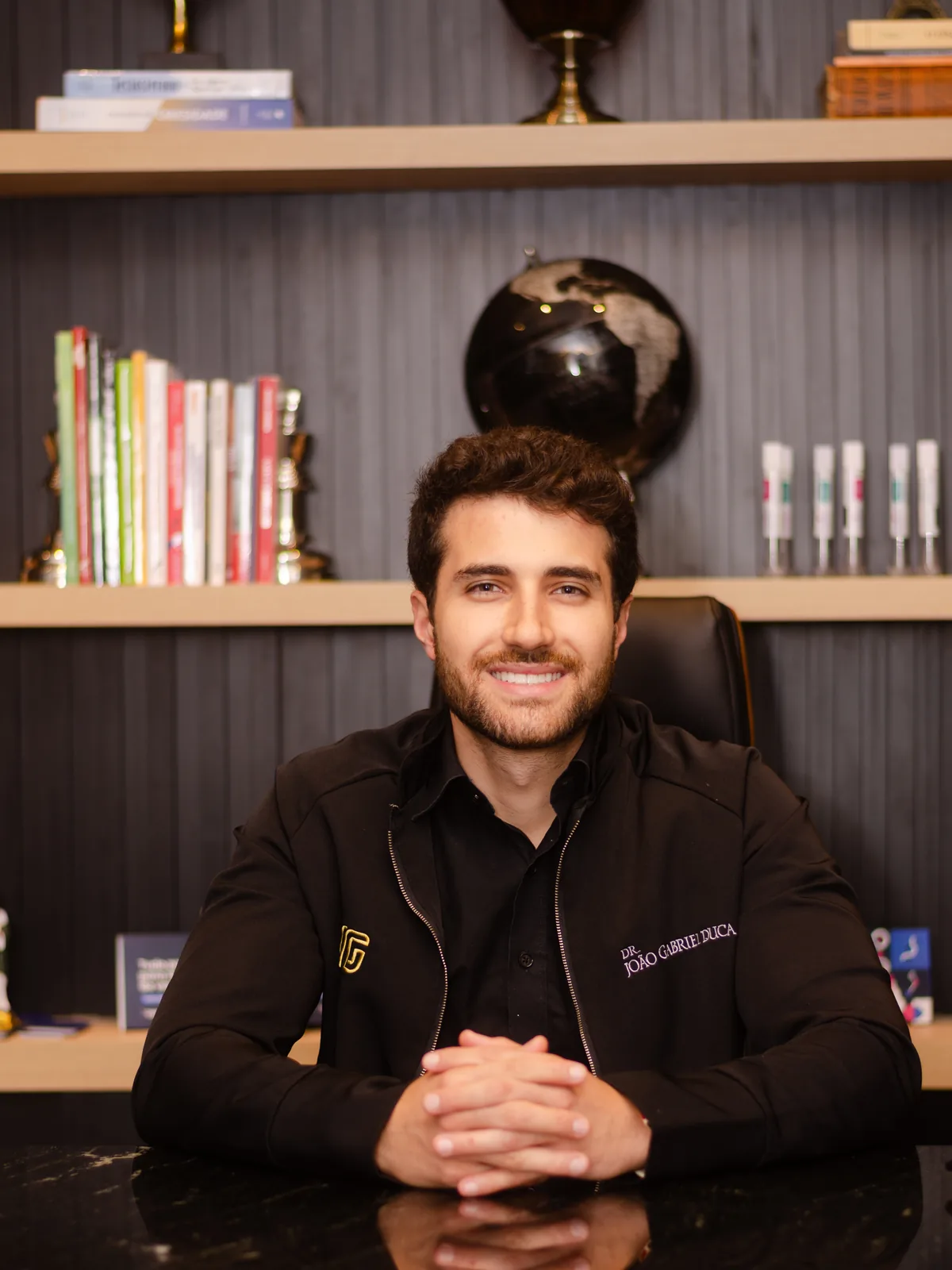 Dr. João Gabriel Duca em seu consultório na Clínica Feel Better
