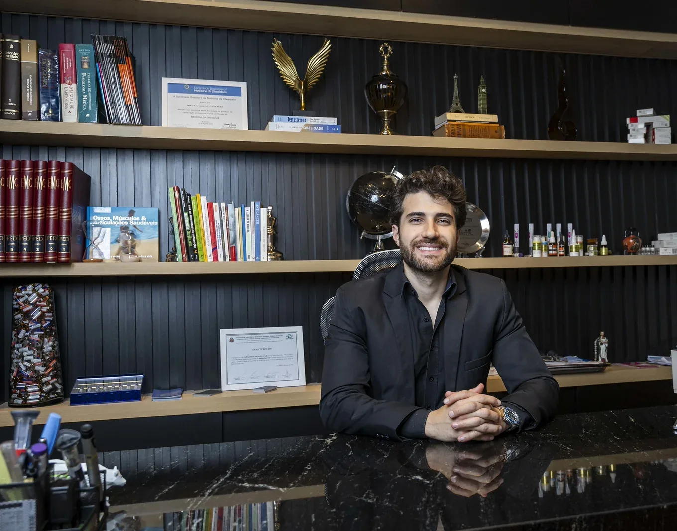 Dr. João Gabriel Duca em seu consultório na Clínica Feel Better